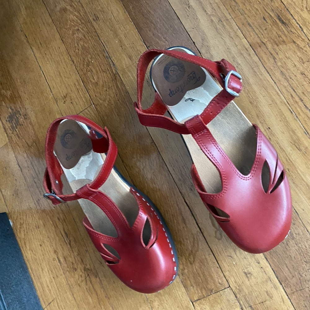 Cherry red Troentrop clogs